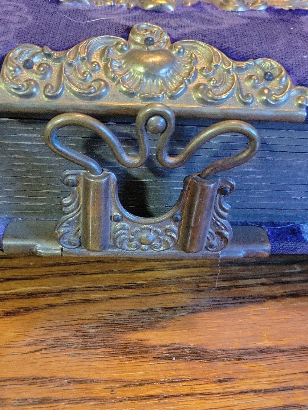 Antique Velvet Parlor Photo Album~ Velvet~ 46  Photos - Picture 4 of 12